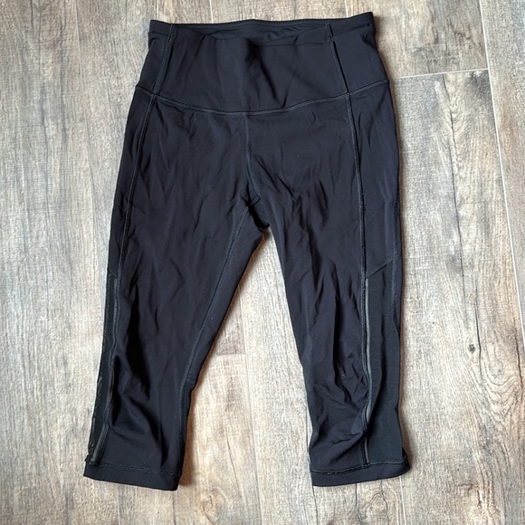 Lululemon running crops reflective Sz 6 - Picture 5 of 6